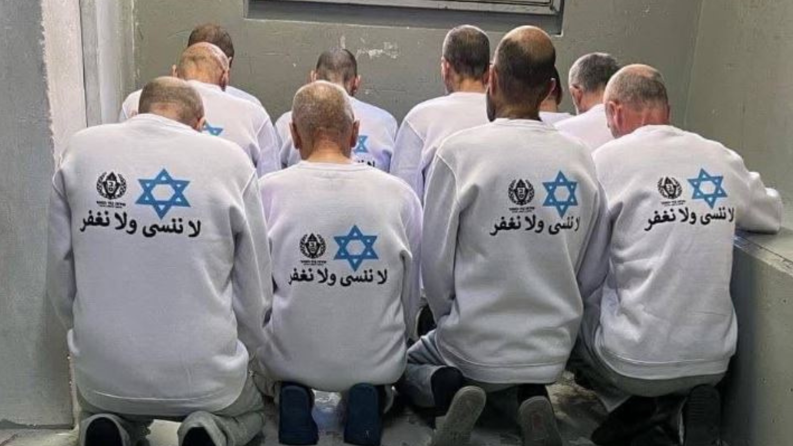 أسرى محررون يحرقون قمصانا أجبرتهم إسرائيل على لبسها (فيديو)