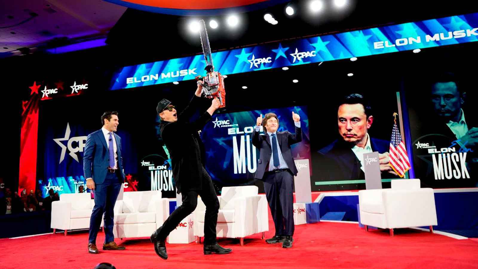 "منشار كهربائي".. ما قصة هدية رئيس الأرجنتين لماسك؟ (فيديو)