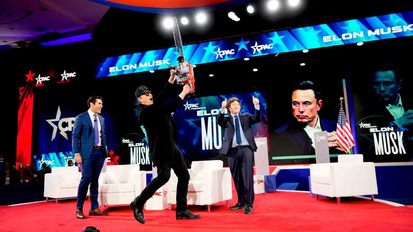 "منشار كهربائي".. ما قصة هدية رئيس الأرجنتين لماسك؟ (فيديو)