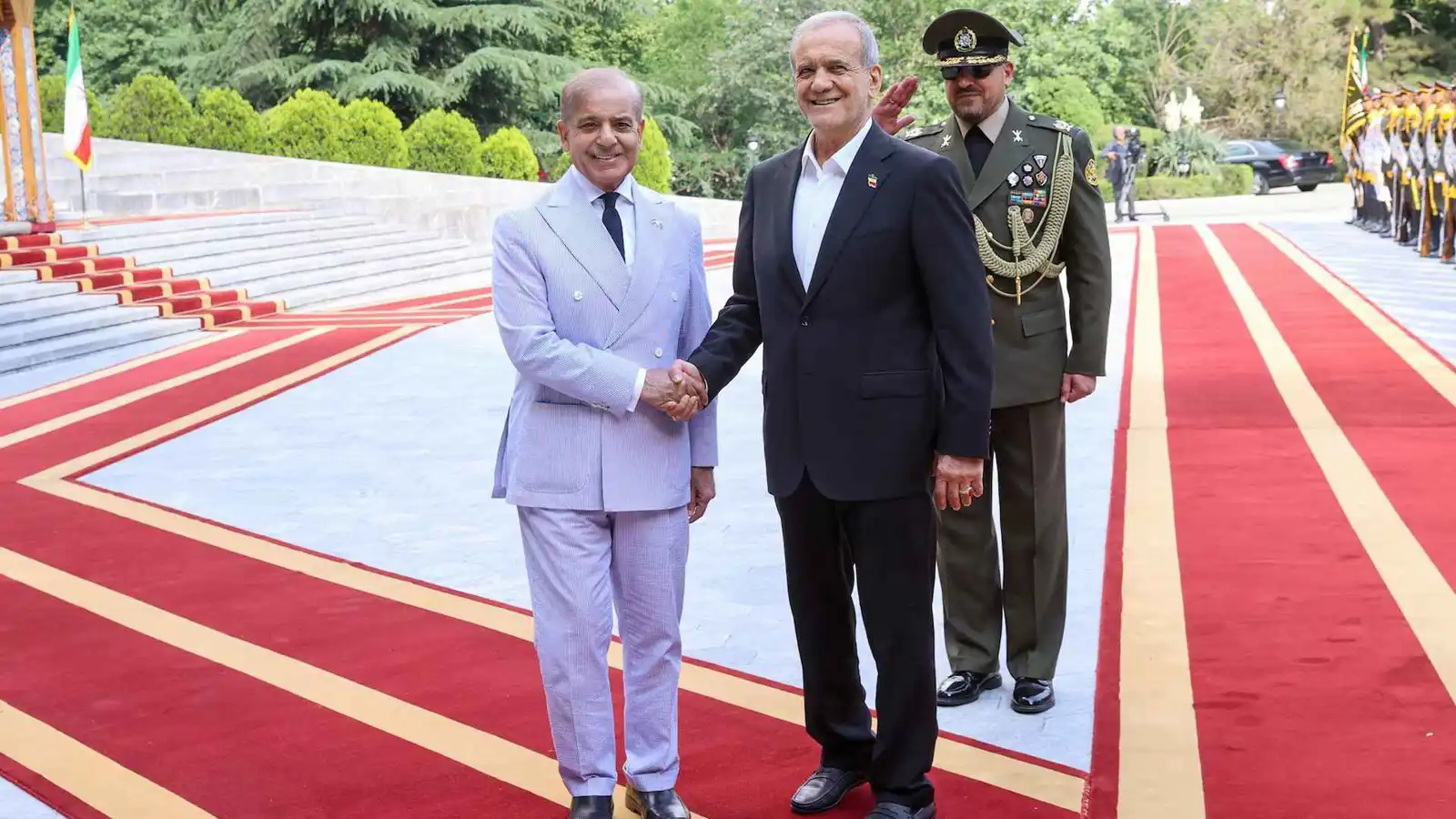 بزشيكان لشهباز: إيران ترفض التفاوض تحت الضغط