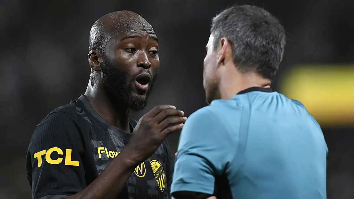 ضربة جزاء غير محتسبة.. هجوم عارم على حكم مباراة النصر والاتحاد