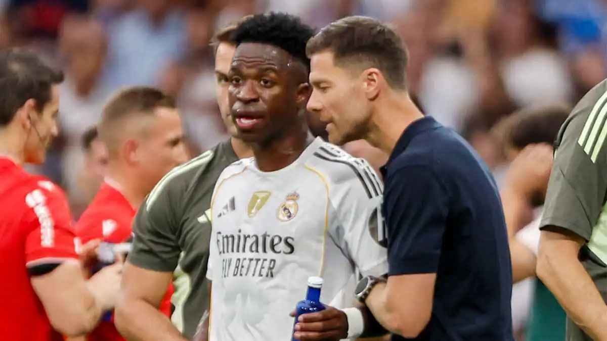 تلقى ردا صادما.. فينيسيوس يشتكي تشابي ألونسو