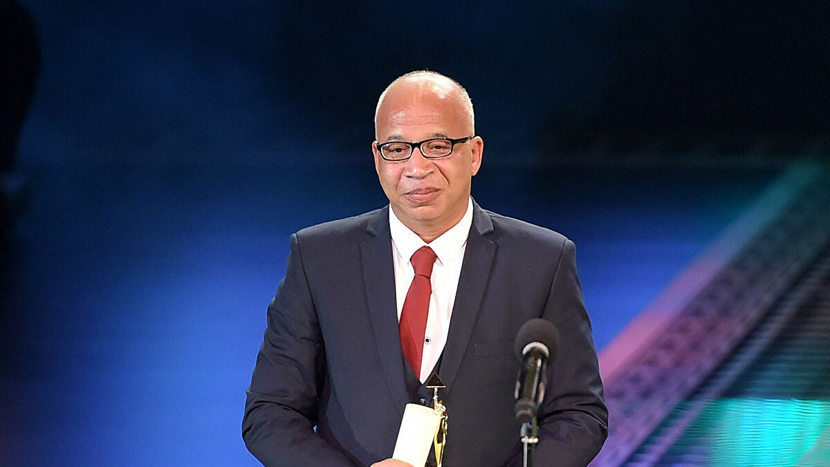 أول ظهور للفنان المصري شريف الدسوقي بعد بتر ساقه (فيديو)