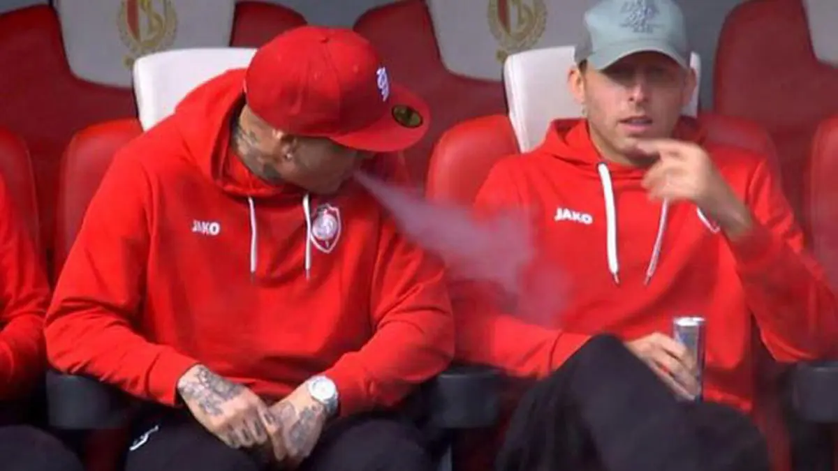 إيقاف ناينغولان لاعب أنتويرب البلجيكي بعد تدخينه على مقاعد البدلاء (فيديو)