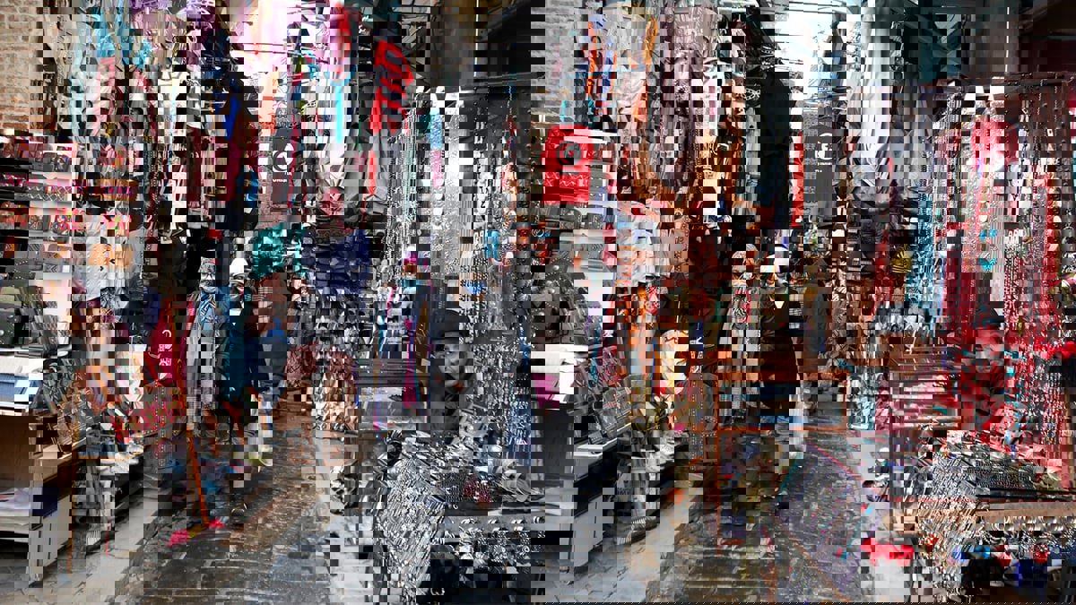 تراكم الديون وعجز الميزانية.. ماذا يحدث للاقتصاد التونسي؟