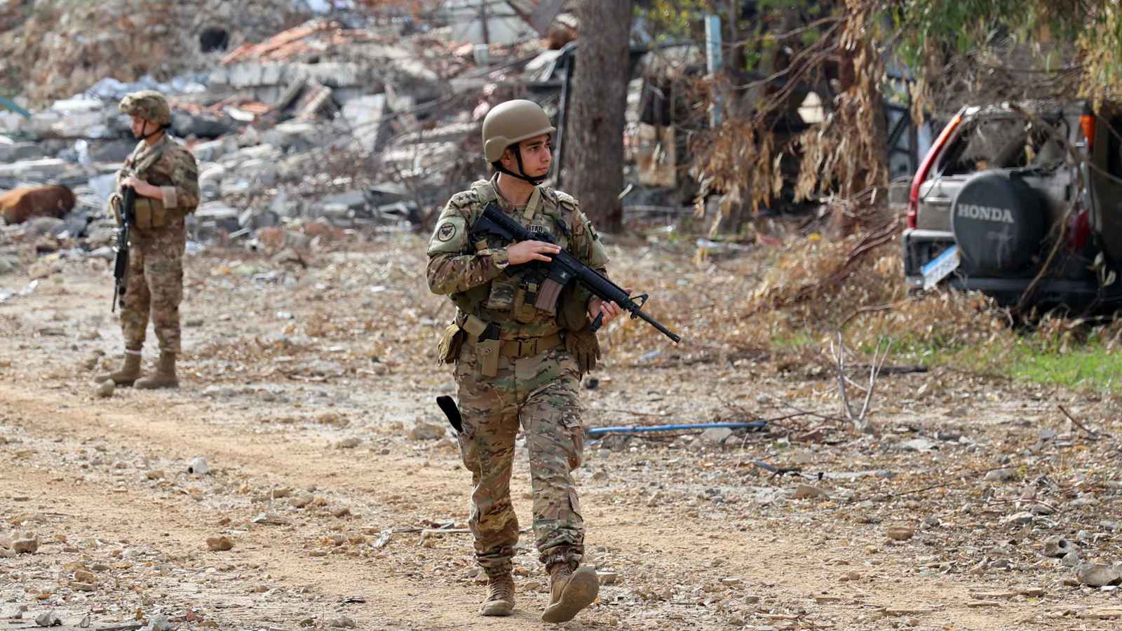 الجيش اللبناني يبدأ الانتشار بالقطاعين الغربي والأوسط جنوب البلاد