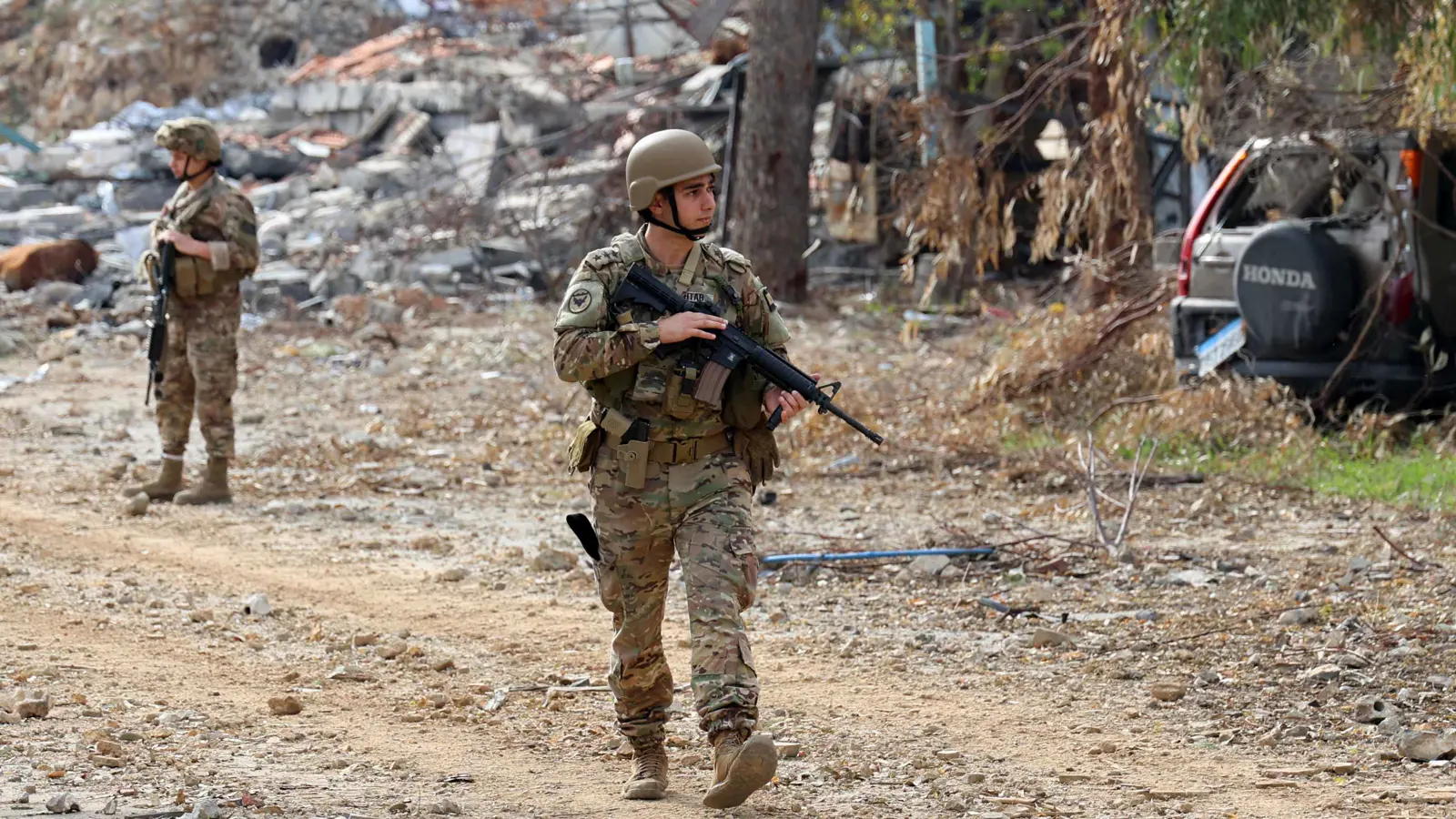 الجيش اللبناني يبدأ الانتشار بالقطاعين الغربي والأوسط جنوب البلاد