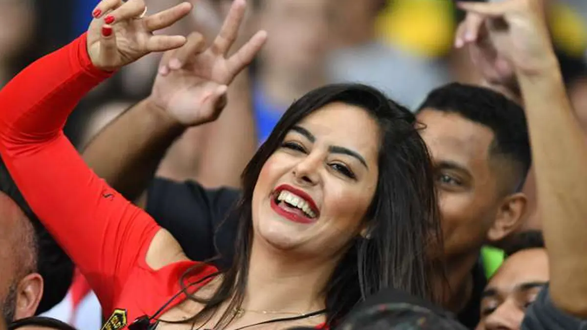 ظهور المشجعة الشهيرة لاريسا ريكيلمي في مباراة الأرجنتين ضد باراغواي (فيديو وصور)