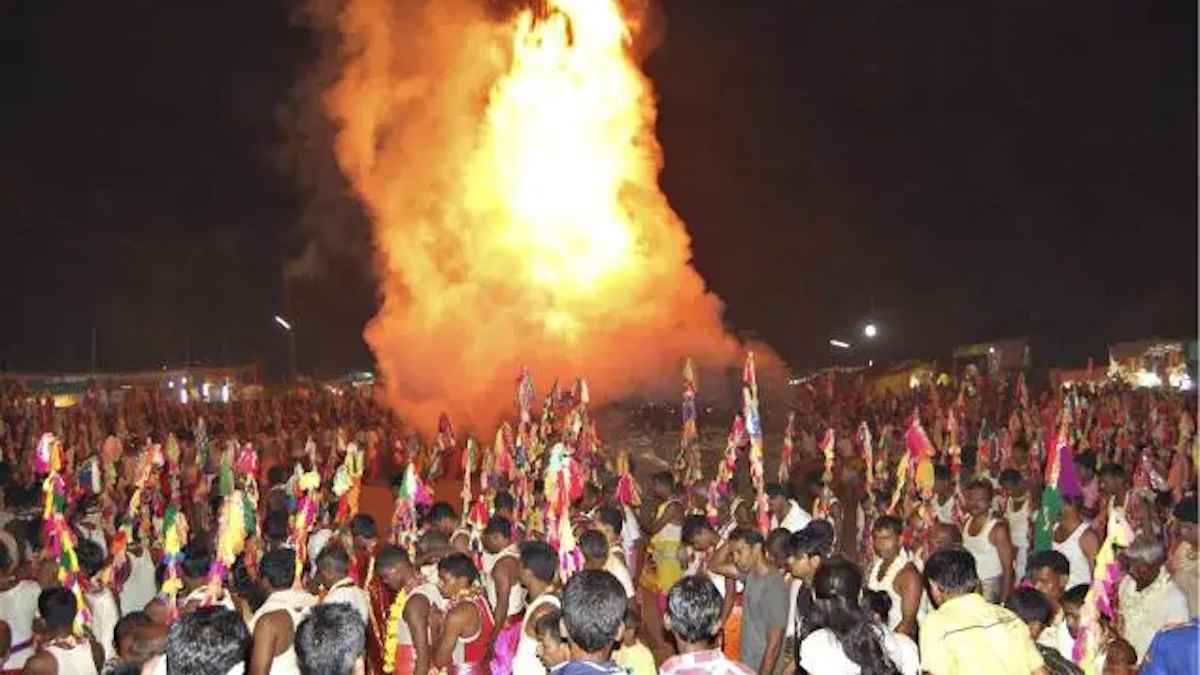 "المشي على النار".. مهرجان ديني يودي بحياة 6 في الهند (فيديو)