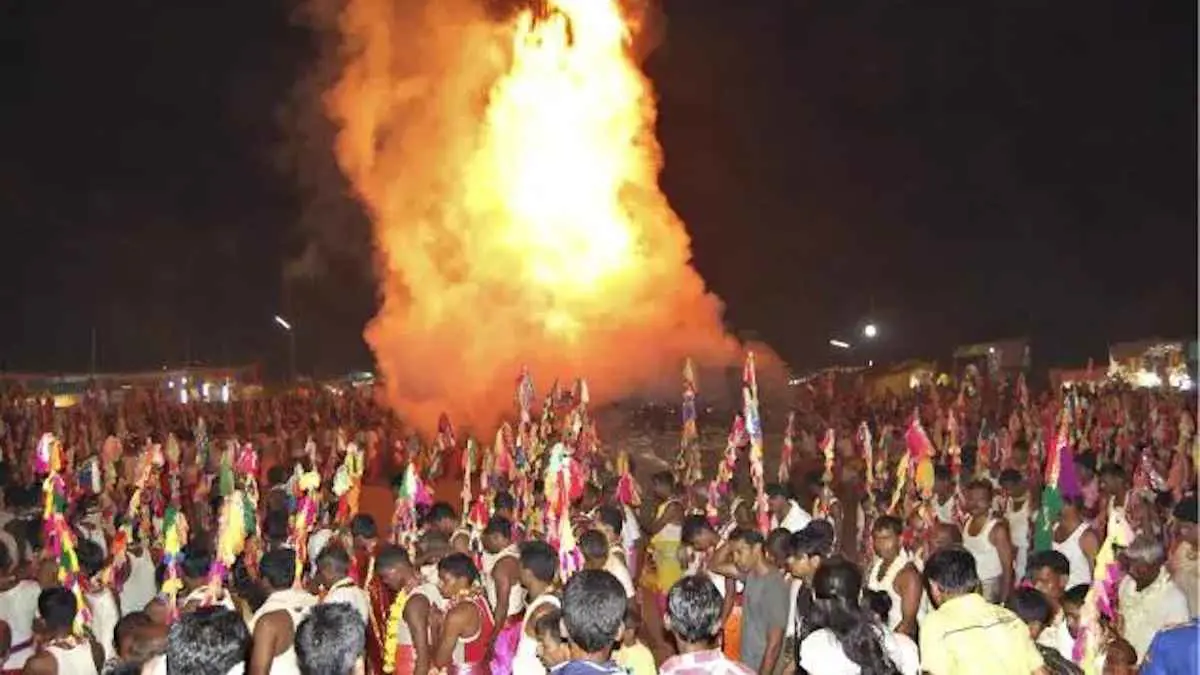 "المشي على النار".. مهرجان ديني يودي بحياة 6 في الهند (فيديو)