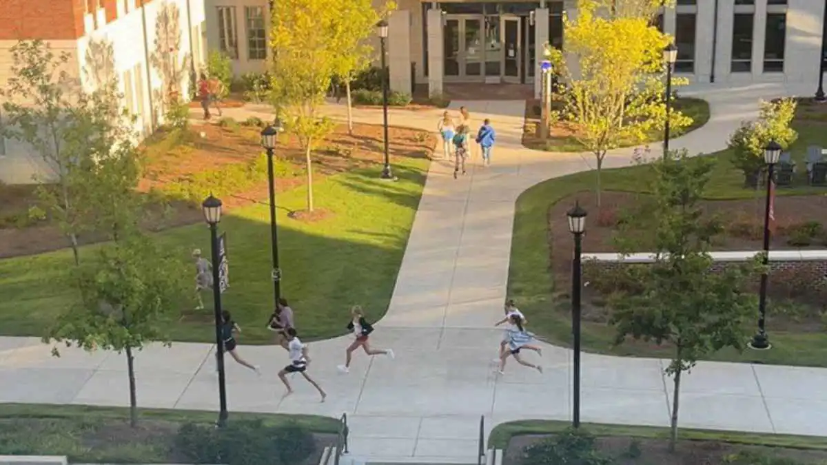 رعب وفوضى في جامعة "ساوث كارولينا" بعد أنباء عن هجوم (فيديو وصور)