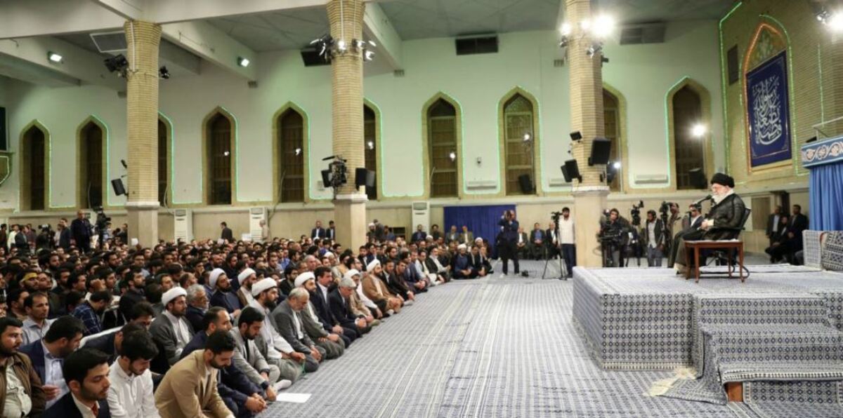 طالبة إيرانية تفاجئ خامنئي بانتقادات حادة في حفل إفطار