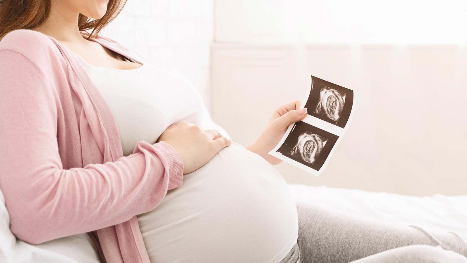 ما تأثير التغيرات الهرمونية على البشرة أثناء الحمل؟