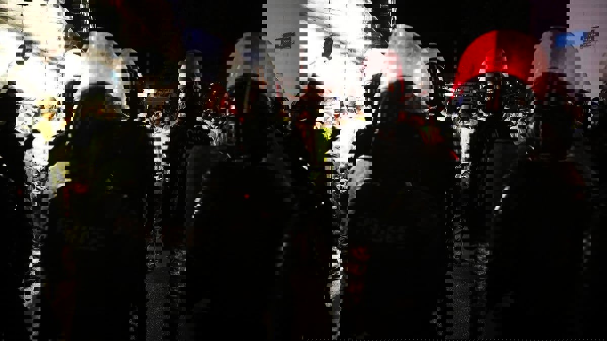 إيران.. انفجار قنبلة أمام إحدى الحوزات واحتجاجات في خوزستان (فيديو)