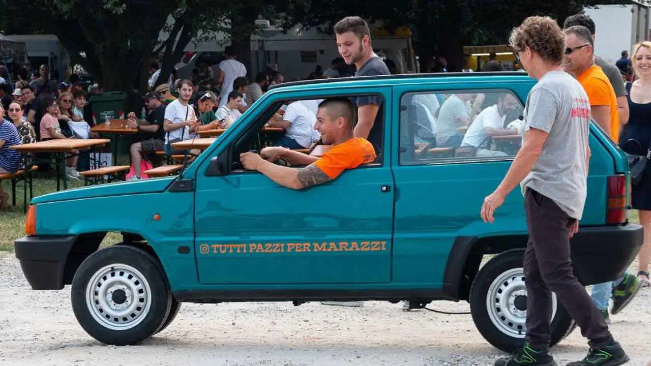 إيطالي يصنع "أضيق" سيارة في العالم (فيديو)