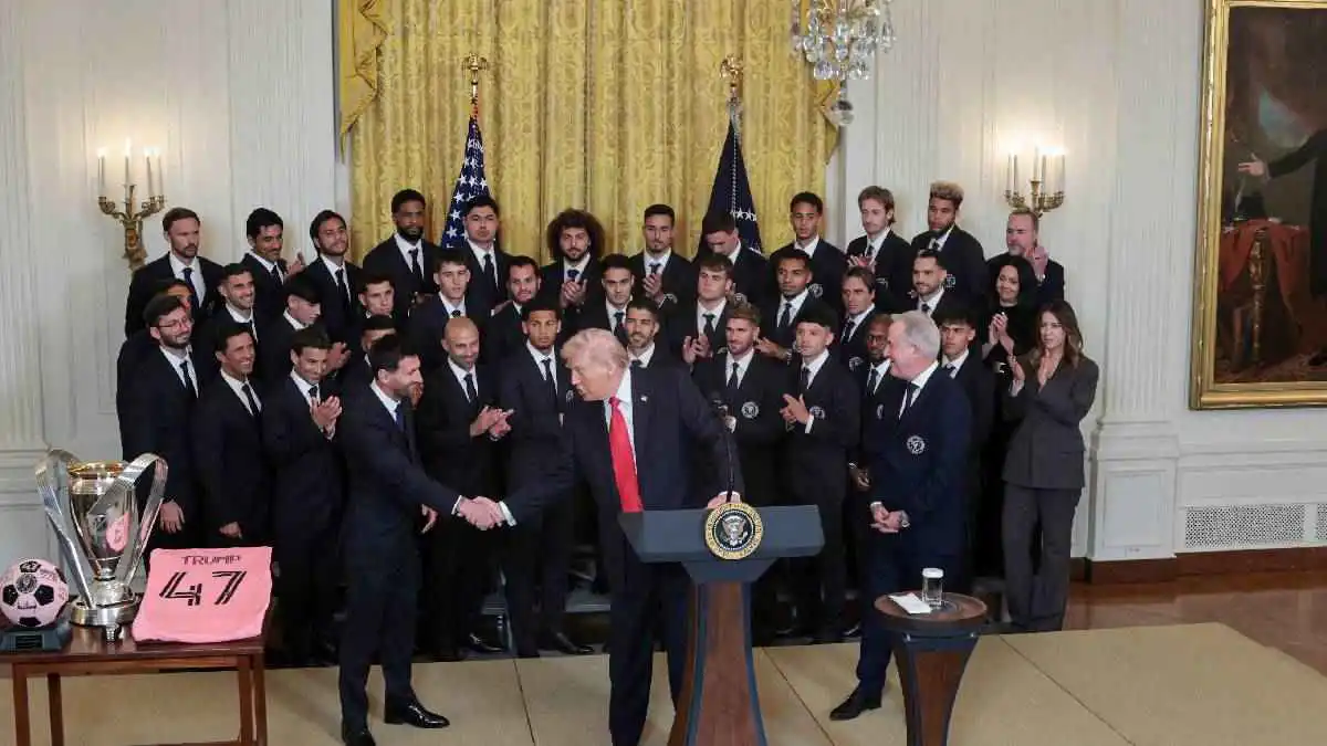 لم يقدمها ميسي.. كم يبلغ سعر هدية إنتر ميامي لترامب؟ (فيديو)