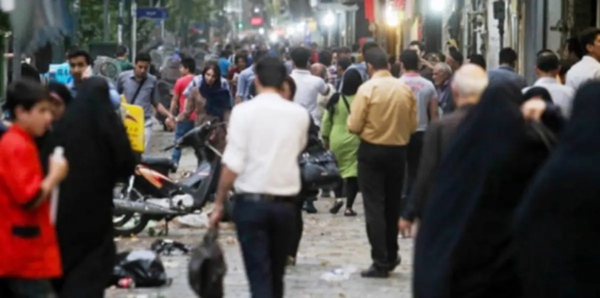 بعد العقوبات الأمريكية.. الإيرانيون يتهافتون على تخزين المواد الغذائية ومخاوف من "أزمة أدوية"