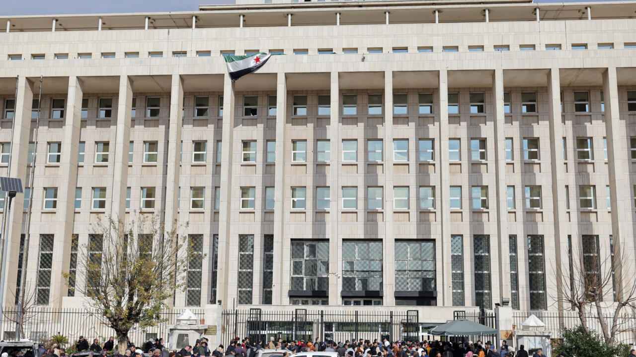 حاكم مصرف سوريا يعلن عودة بلاده إلى "سويفت" بغضون أسابيع