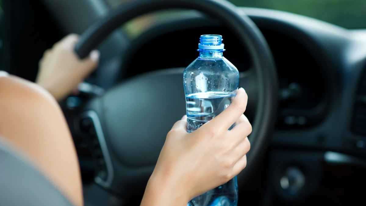 لا تتركوا عبوات المياه البلاستيكية داخل السيارة في الصيف