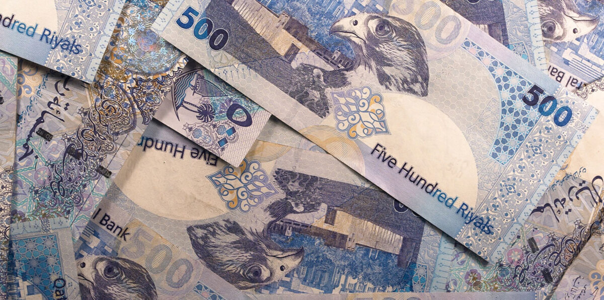 الريال القطري يواصل الهبوط أمام الدولار في السوق الآجلة