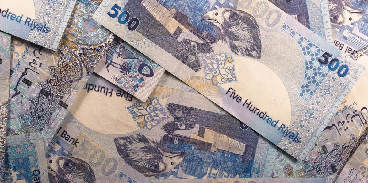 الريال القطري يواصل الهبوط أمام الدولار في السوق الآجلة