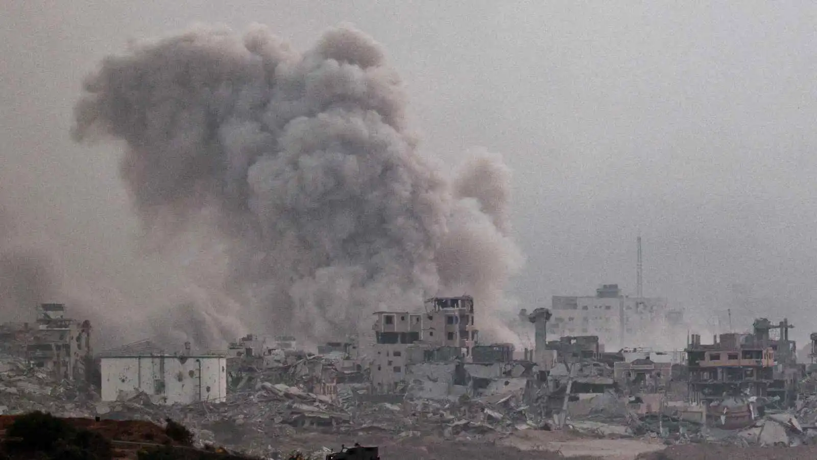 داخل "الخط الأصفر".. غارات إسرائيلية مكثفة شرق خان يونس (فيديو)