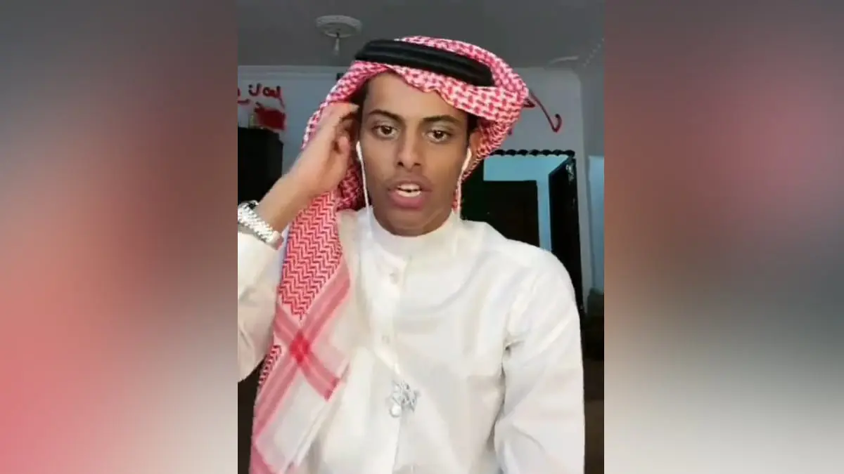 المشهور السعودي "قعيد المجد" يثير جدلًا بعد إهانته ضيفًا في بث مباشر