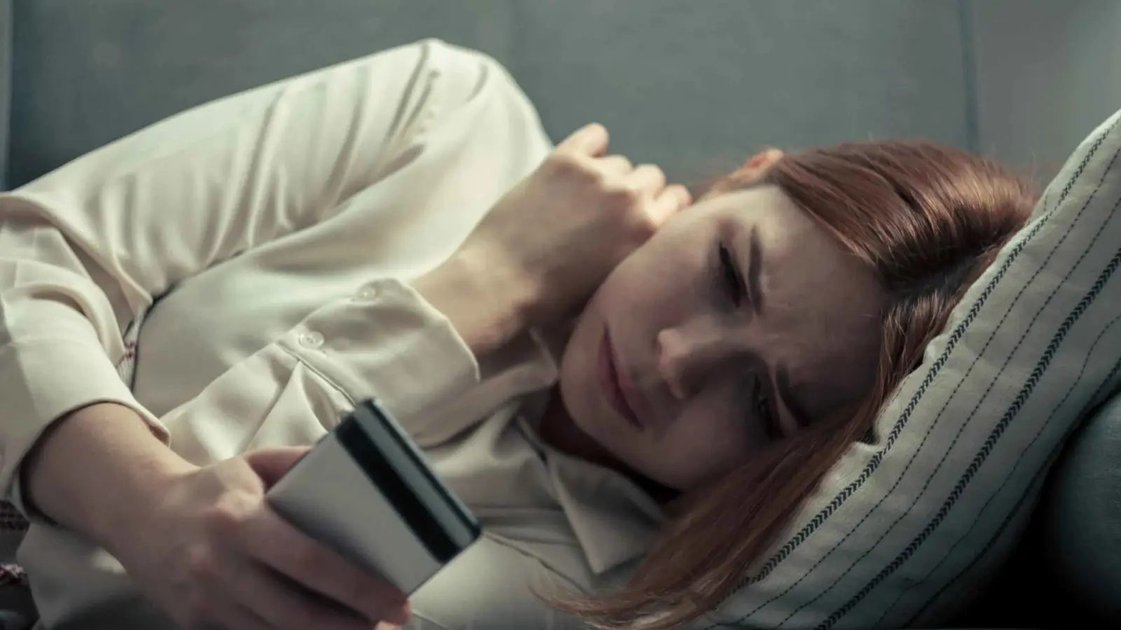 لماذا ننجذب للأخبار السيئة؟.. أسرار نفسية تشرح شهية البشر للكوارث