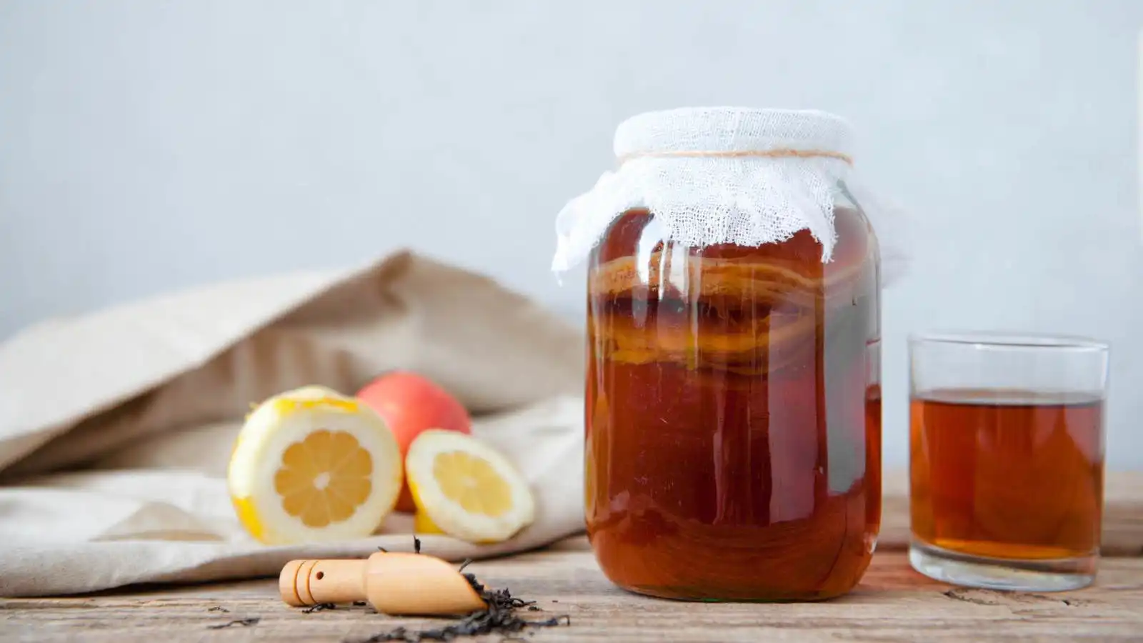 منها "الكومبوتشا".. 7 مشروبات تخفف انتفاخ المعدة