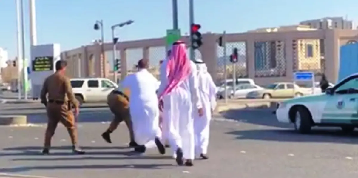 السعودية.. السجن والجلد للمعتدين على رجلي مرور في المدينة المنورة