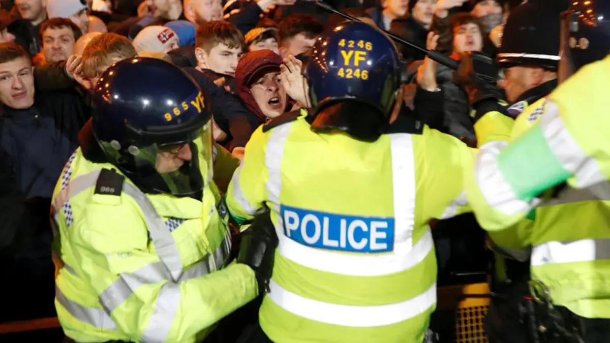 اعتقال 12 مشجعًا بعد أحداث شغب في مباراة بورت فايل وستوك سيتي بكأس رابطة الدوري الإنجليزي (فيديو وصور)