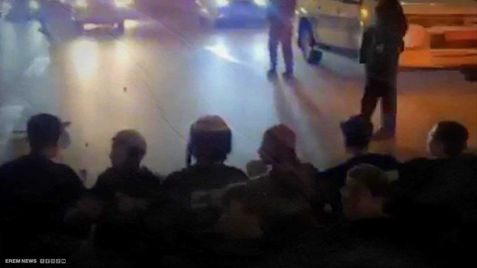 مستوطنون يفترشون الشوارع لمنع عبور شاحنات المساعدات إلى غزة (فيديو)