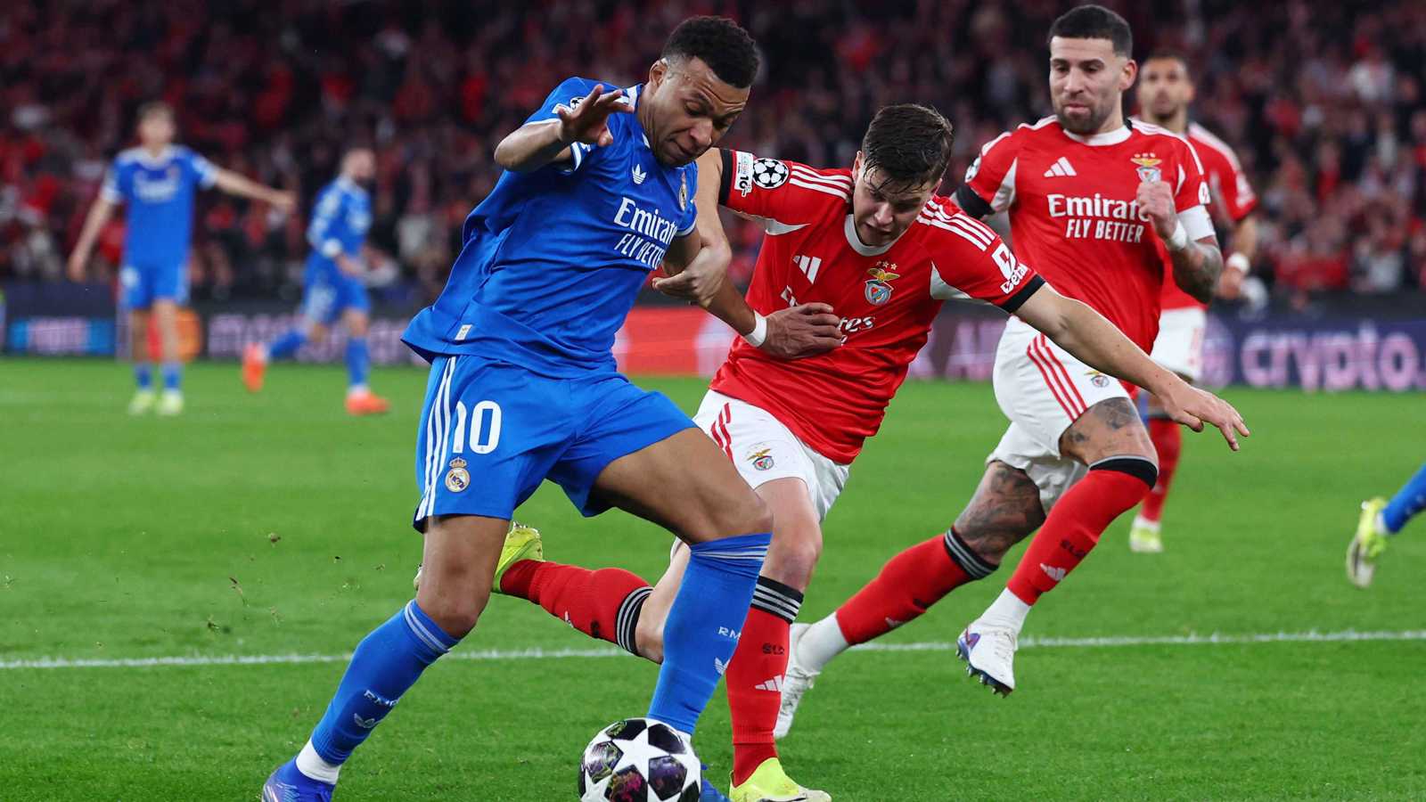 خطوة مفاجئة .. سان جيرمان يتخذ قرارا حاسما بشأن أزمة ديون مبابي 