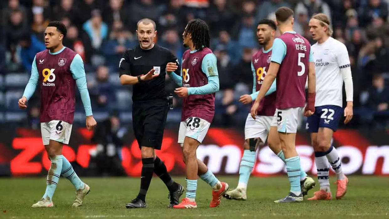 بيرنلي يصدر بيانا غاضبا بعد إهانات عنصرية لنجم منتخب تونس