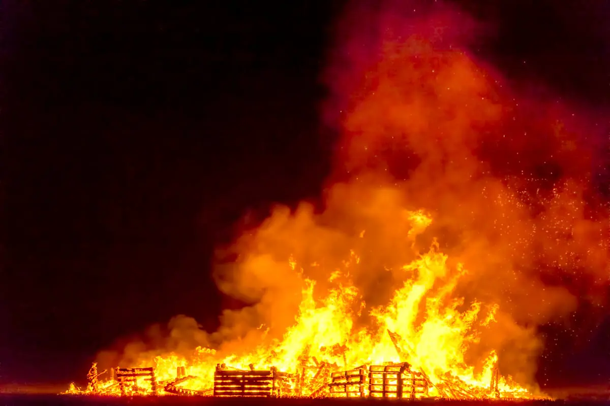 مصرع رجل إثر حريق ضخم وسط المغرب (فيديو)