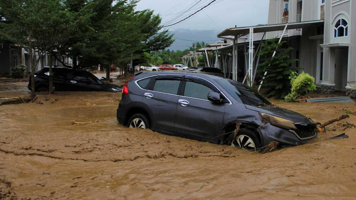 جنوب شرق آسيا "يغرق".. الفيضانات تبتلع مدنا وتخلف أكثر من ألف قتيل (فيديو إرم)