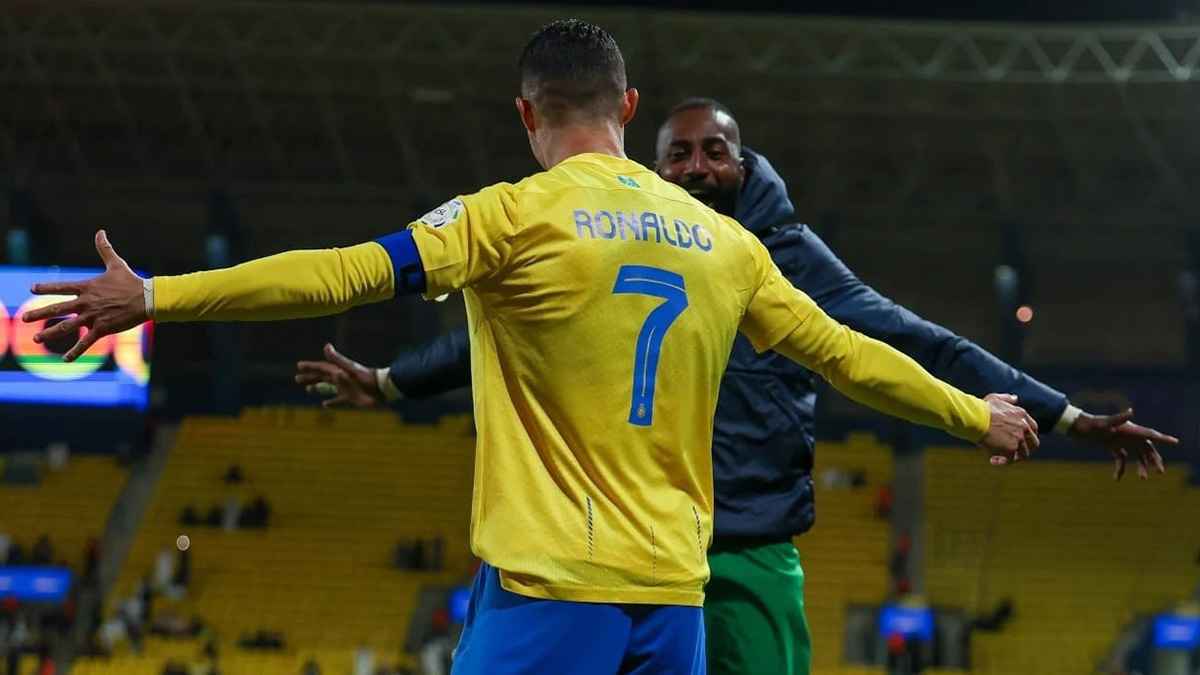 بعد اهتمام رونالدو.. أشهر 10 نجوم دخلوا الإسلام