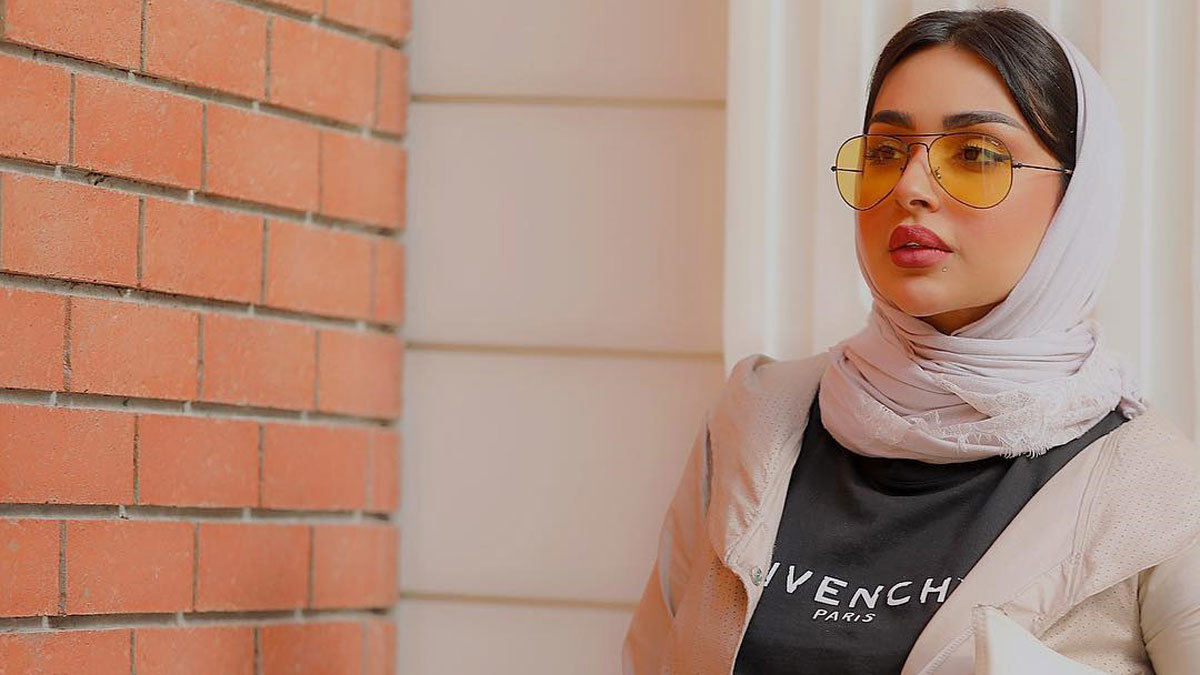 السعودية أمل الأنصاري تثير الجدل بالسخرية من معاملة المنقبات لأزواجهن في الأماكن العامة 