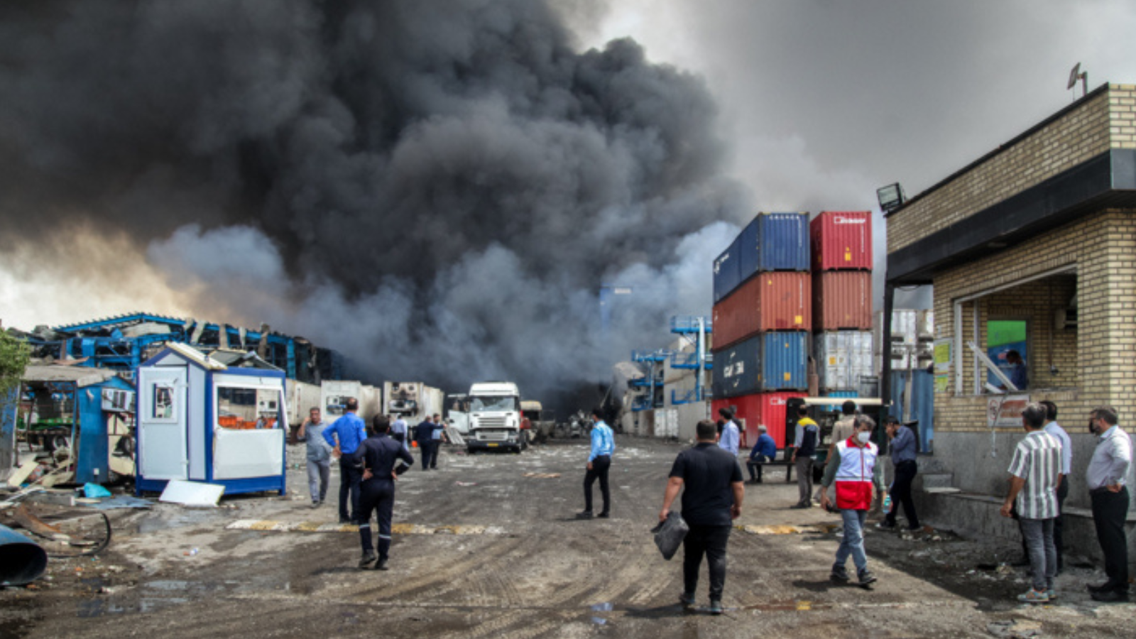 خسائر "هائلة" ودمار في آلاف الحاويات إثر كارثة ميناء بندر عباس