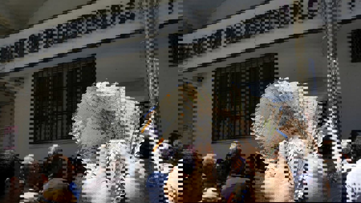 وسط احتجاجات على ارتفاع الأسعار.. السلطة الفلسطينية تمنح الموظفين رواتب جزئية