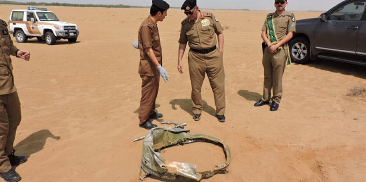 سعودي يعرض بقايا صاروخ الحوثيين الذي استهدف مكة للبيع