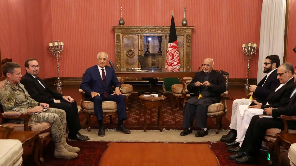 الرئيس الأفغاني يستعرض مع المبعوث الأمريكي مفاوضات السلام مع طالبان