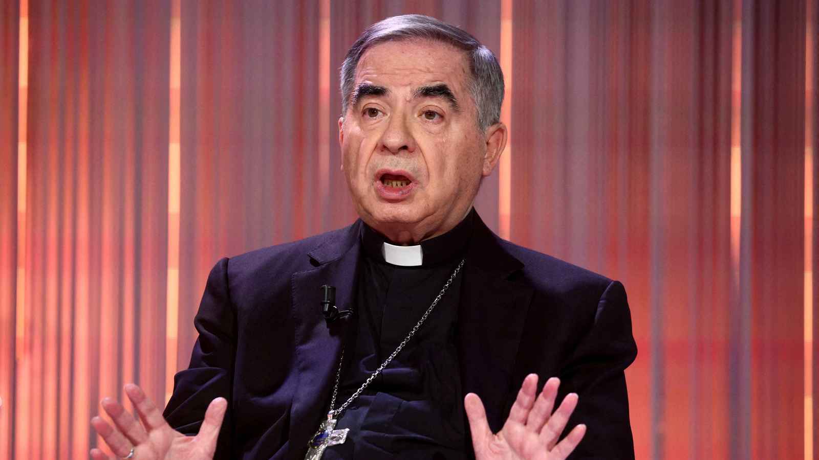 كاردينال إيطالي "مدان" ينسحب من مجمع انتخاب البابا الجديد