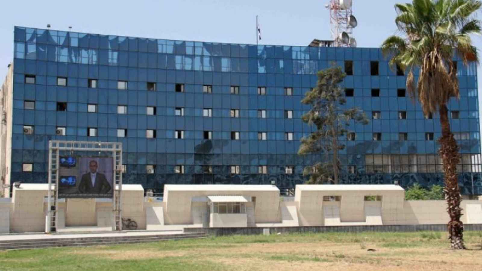 "انهيار كبير".. المسلحون يسيطرون على مبنى الإذاعة والتلفزيون السوري