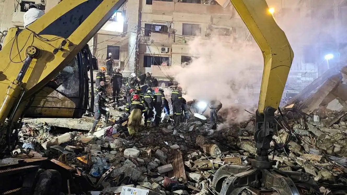 الضحايا تتزايد.. مسيرة غاضبة واعتداء على نائب بعد انهيار طرابلس (صور)