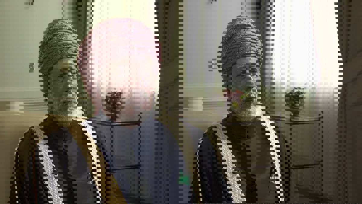 يوسف بن علوي يصل طهران لبحث التوترات في المنطقة