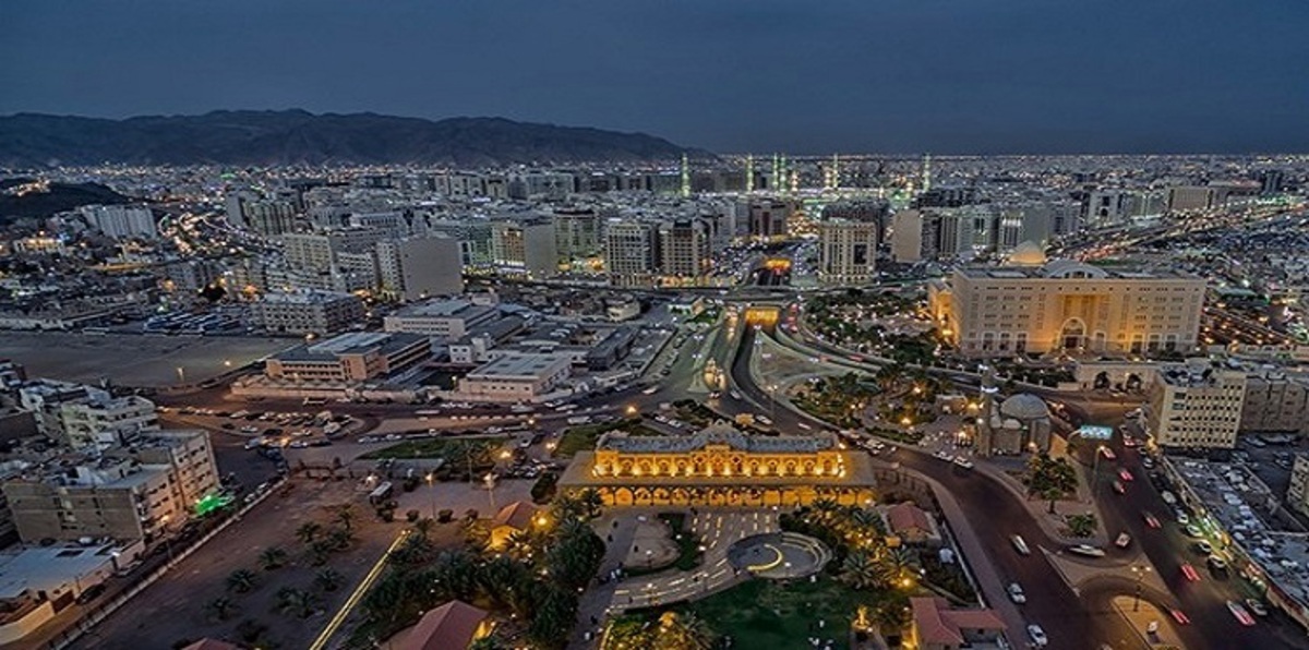 بالصور.. سعودي يقتطع أرضًا من حرم المسجد النبوي الشريف لنفسه