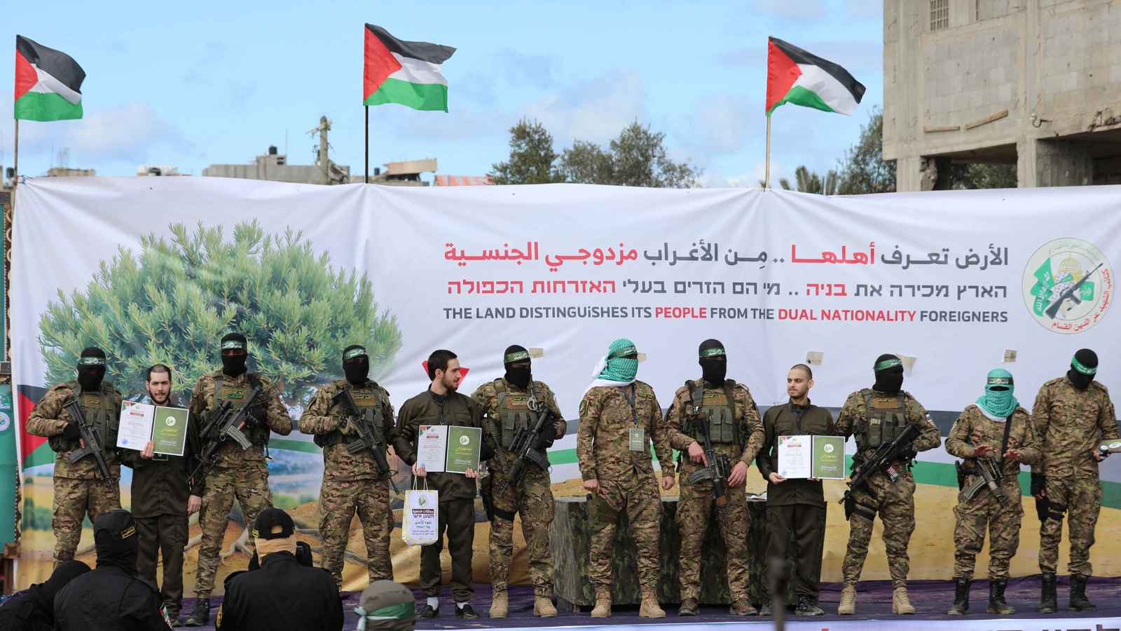 من رفح والنصيرات.. "حماس" تسلّم 5 رهائن إسرائيليين (فيديو)