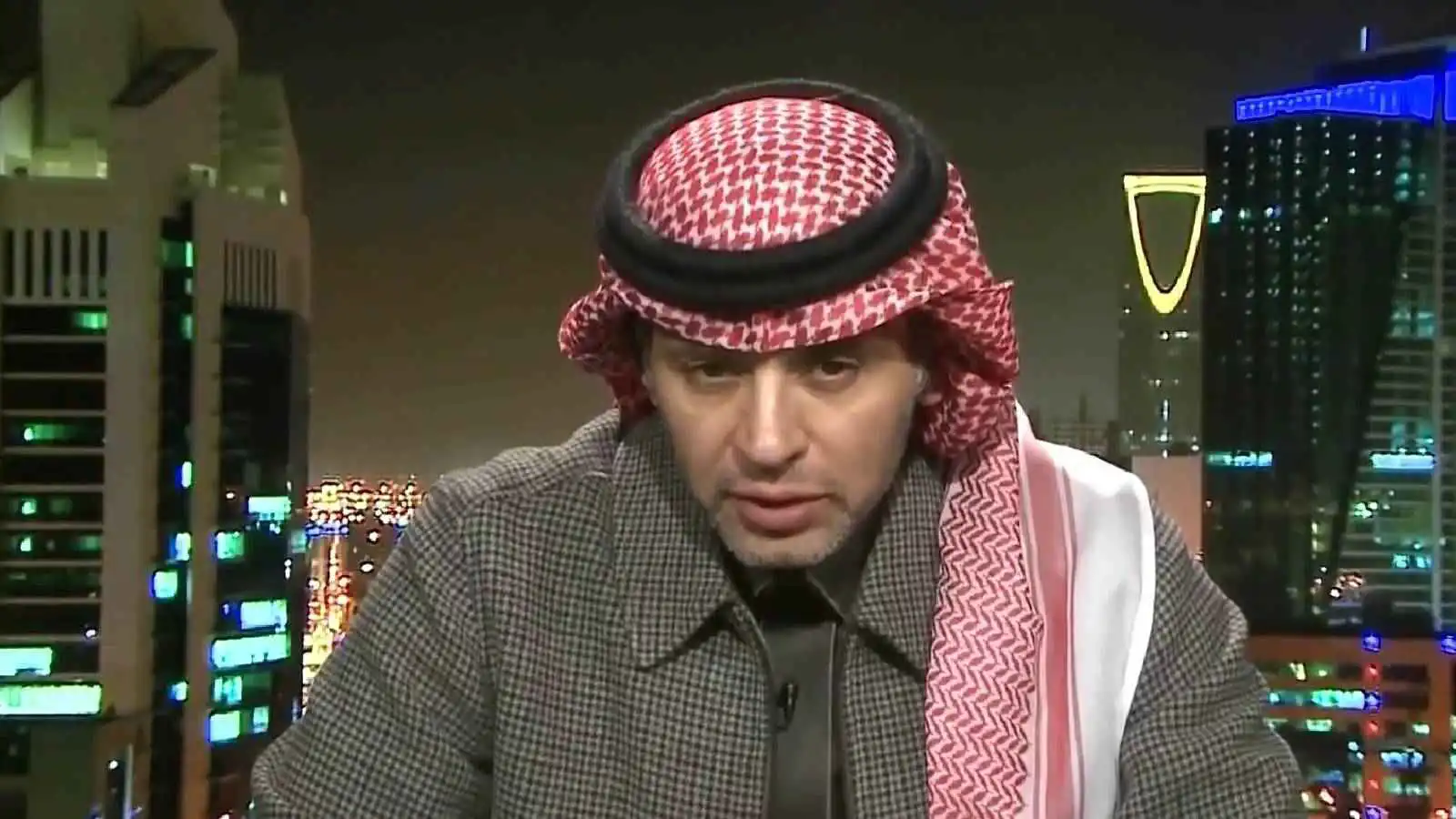 هناك شيء غير صحي.. أحمد الفهيد يفجر جدلا حول "لقطتي" النصر السعودي (فيديو)