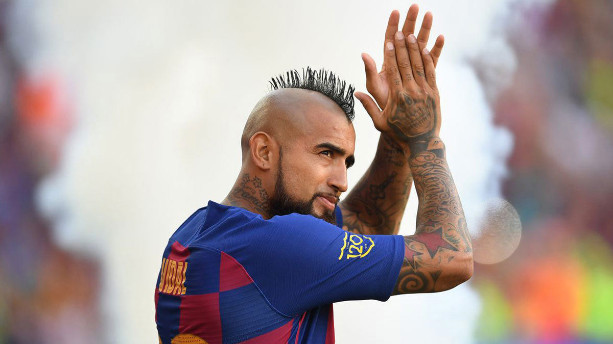 تقارير: وكيل أعمال أرتورو فيدال نجم نادي برشلونة يبحث انتقاله إلى مانشستر يونايتد